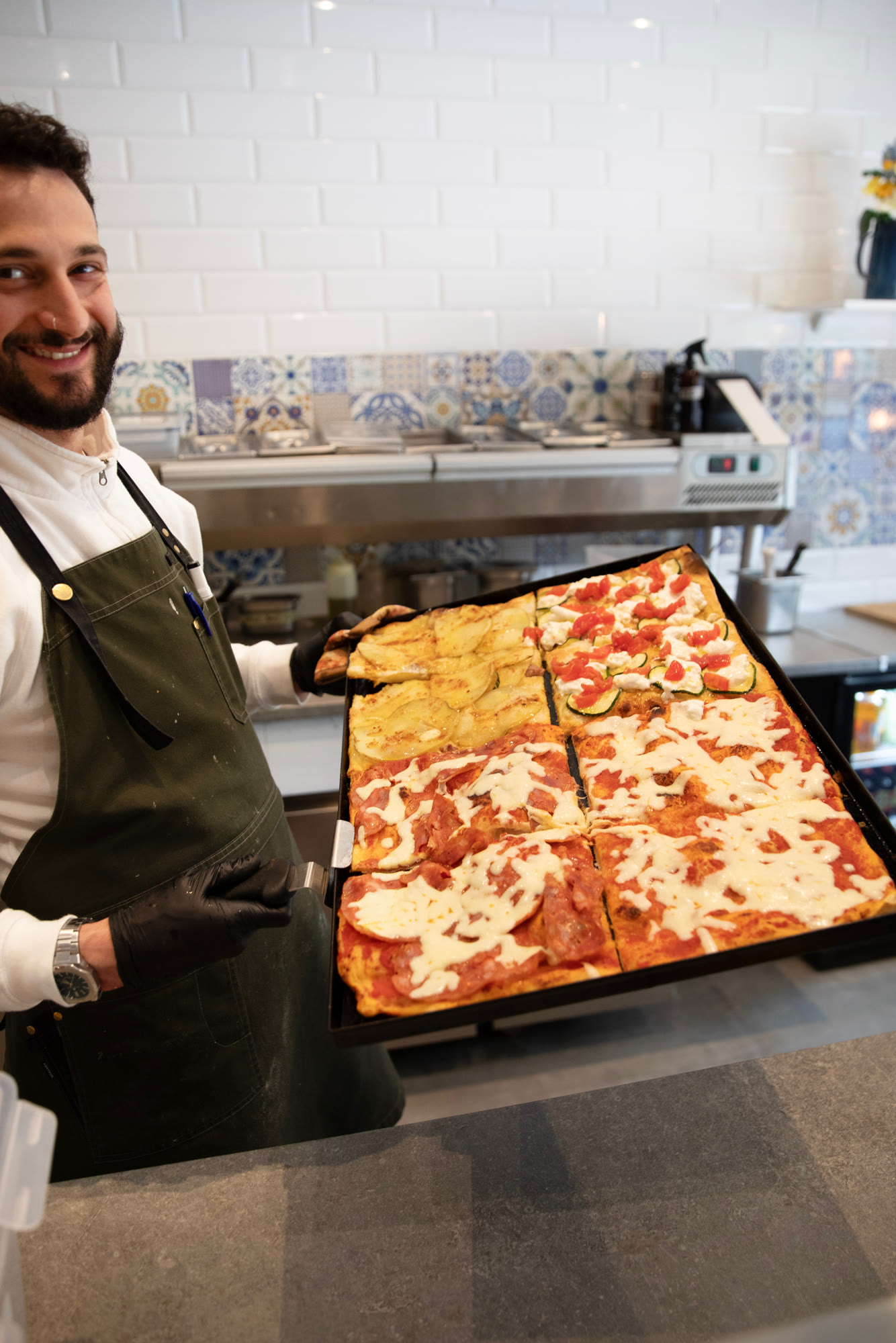 Romersk pizza al taglio, frisk fra pladen.