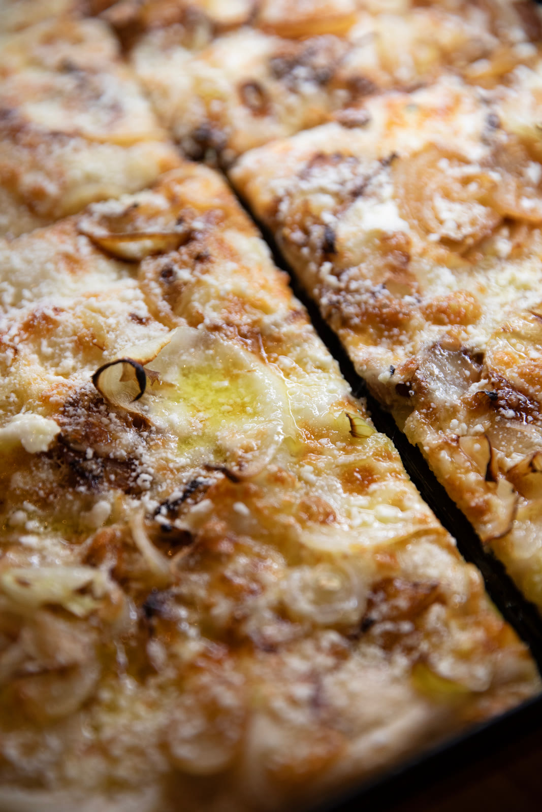 Hvid pizza med kartoffel og løg.